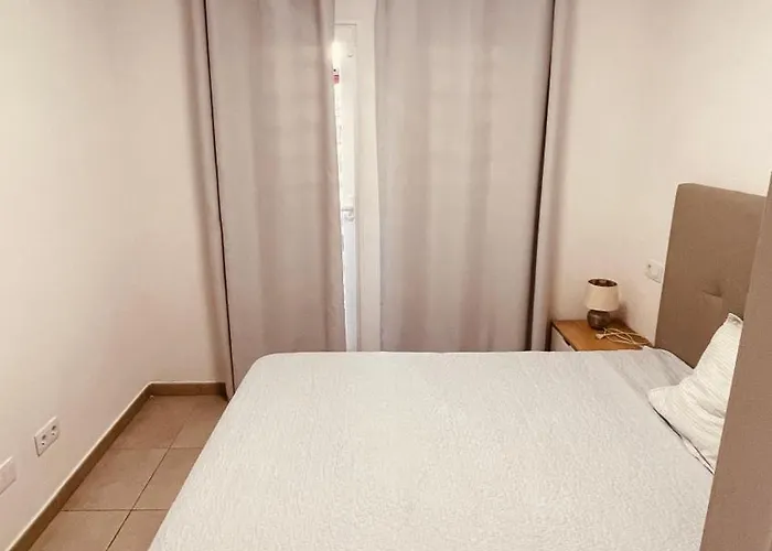 Rising Sun- Bright 1br With Pool & Terrace, Steps From