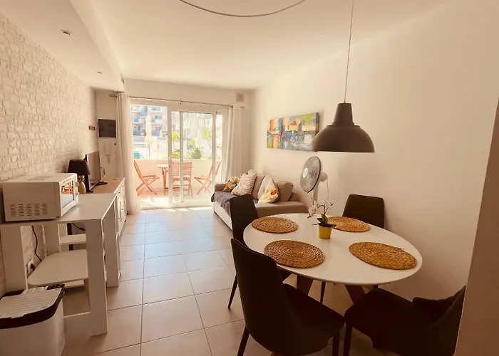 Rising Sun- Bright 1br With Pool & Terrace, Steps From Lägenhet